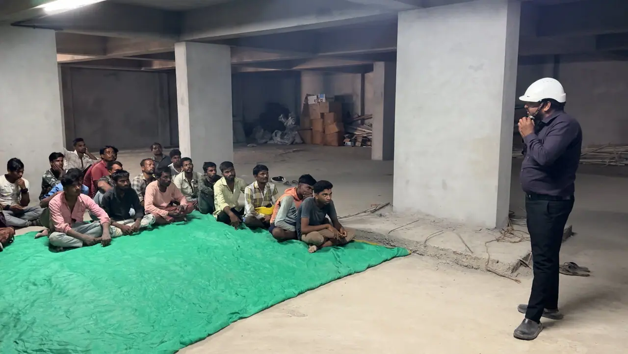 A Prahant engineer briefing the site team before work begins